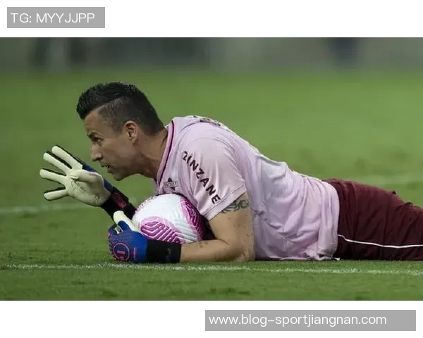 法比奥幽默回应裤子破洞事件揭示他为比赛付出的努力与坚持 法比奥幽默回应裤子破洞事件揭示他为比赛付出的努力与坚持